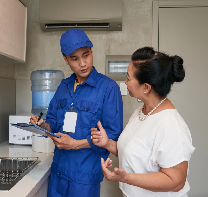 Técnico da Desentupidora Gordojato atendendo cliente